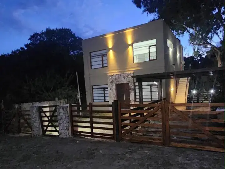 Exterior de cabaña Departamento Planta Alta en Mar Azul — foto principal